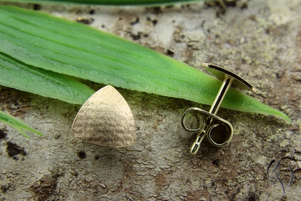 Preview: Dreieckige Ohrstecker aus Rotgold